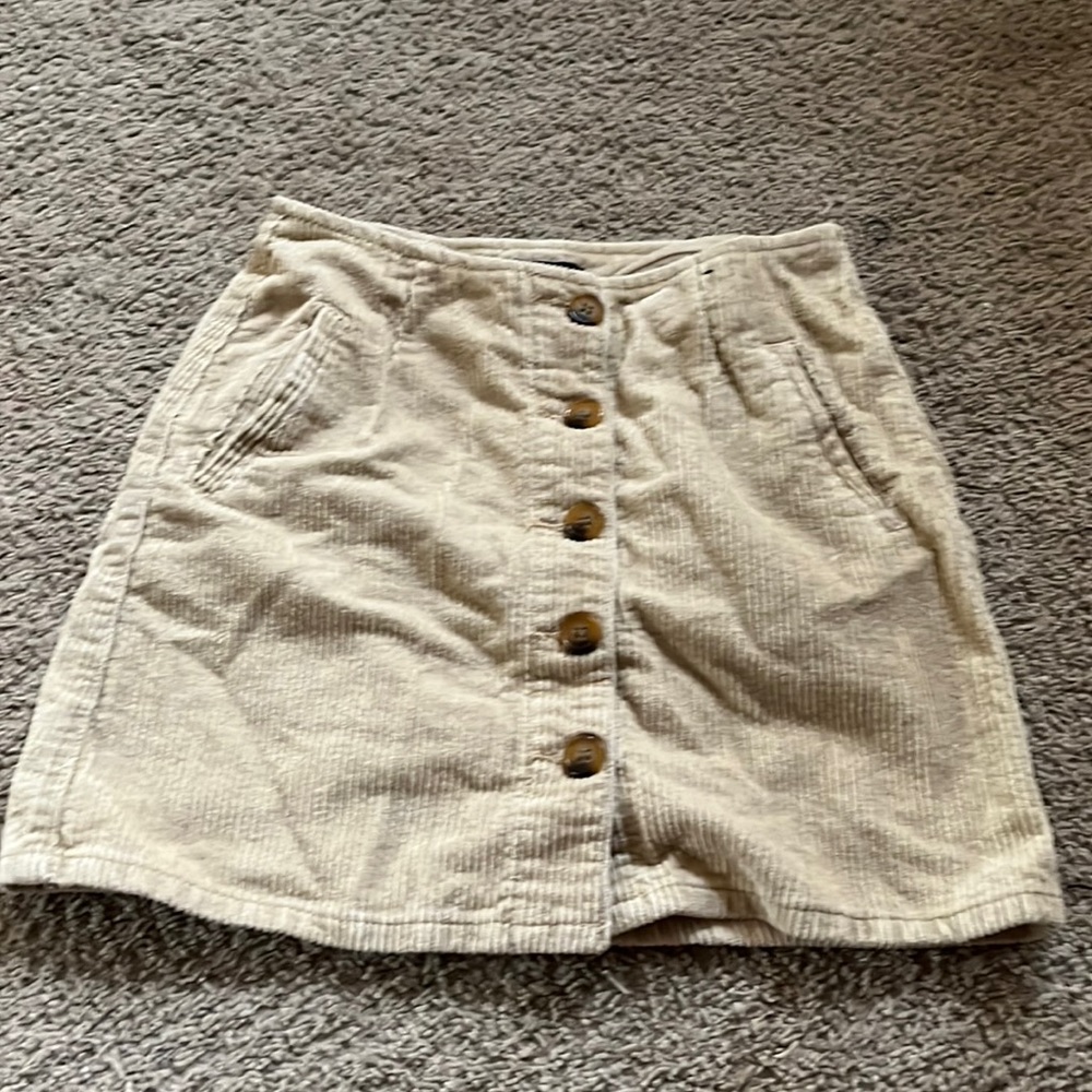 Cute beige skirt.